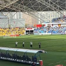 在江堤绿茵场追寻足球梦想的年轻人